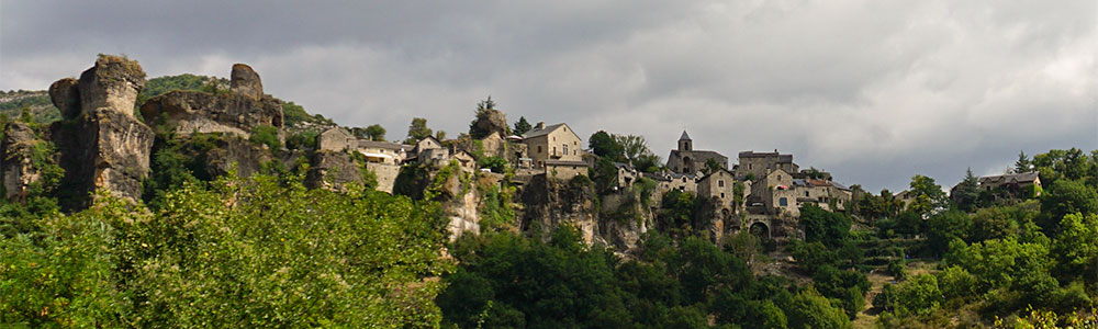 Het plaatsje Cantobre kijkt over het dal uit