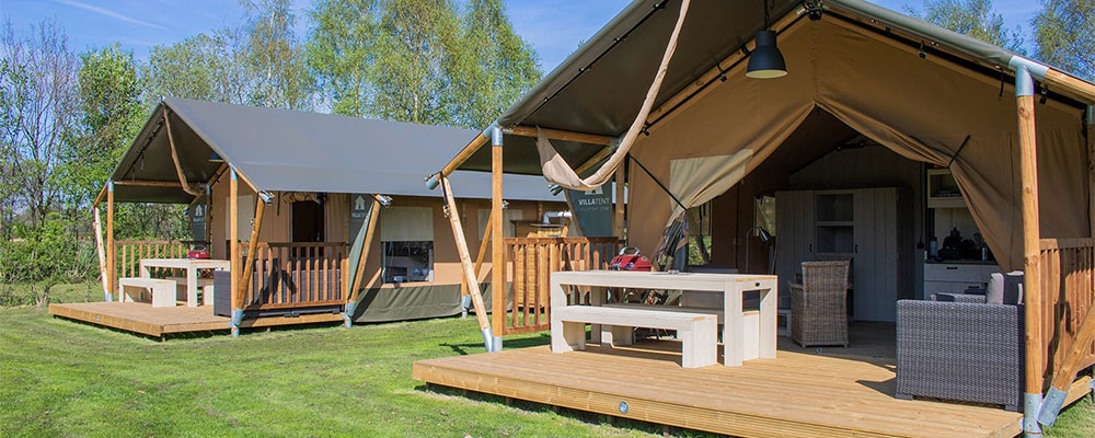 De Villatent Luxe XL safari-lodgetent met Sanitair, dat mag je met recht glamping noemen!