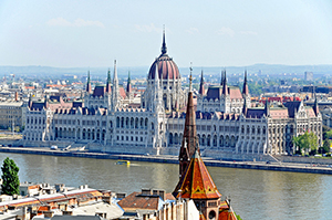 © Dennis Jarvis – View of Hungarian Parliament – Flickr, creative commons 