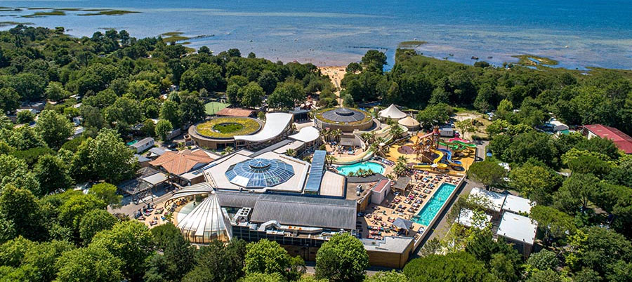 Camping Domaine de la Rive met een groot recreatiemeer maar ook een groot waterpark