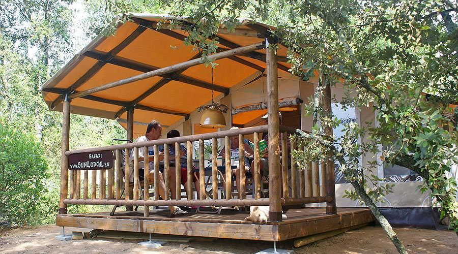 Een Safari Sunlodgetent op camping Leï Suves voor een fijne glamptentvakantie