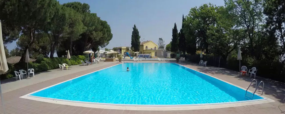 Camping Mar Y Sierra een kleine camping met uitzicht op de heuvels van Le Marche