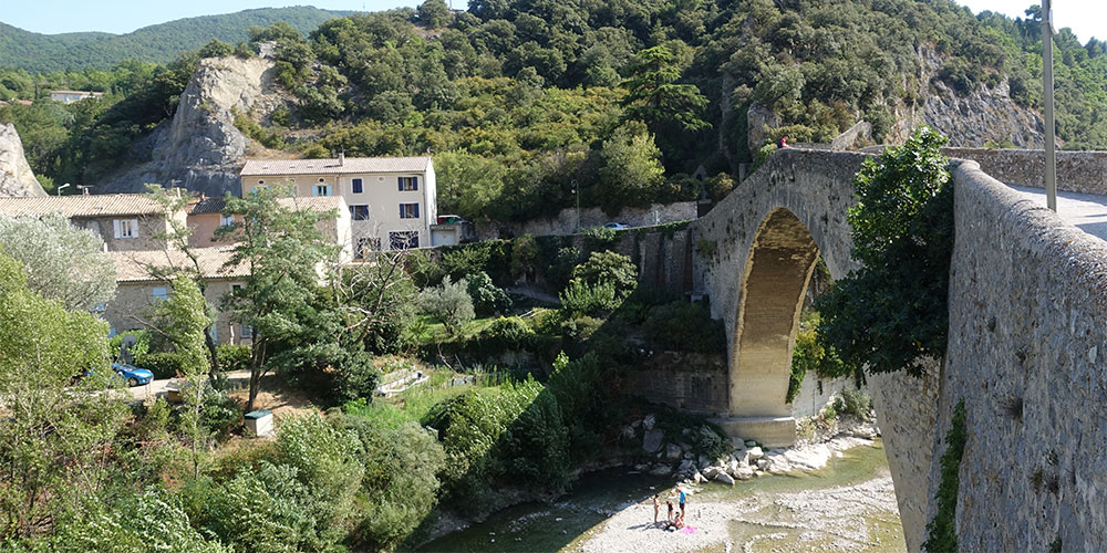 Romaans boogbrug Pont Roman in Nyons Romaans boogbrug Pont Roman in Nyons