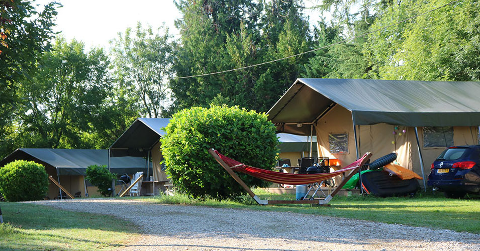 Villatent op camping Lestaubiere in de Dordogne