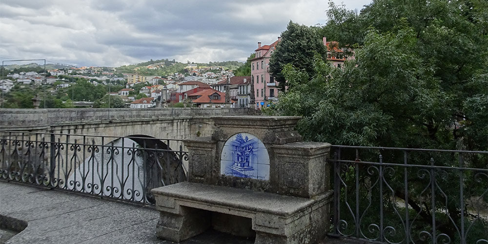 De typische bankjes met blauw witte tegeltjes