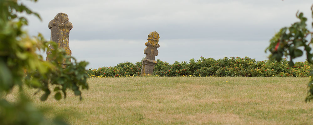 bezoek ook het Stryper Kerkhof, de oudste begraafplaats van het eiland bij Midsland het Stryper kerkhof