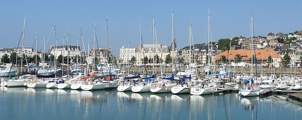 Aan de overkant van Deauville ligt Trouville een mooie badplaats met mooie villa