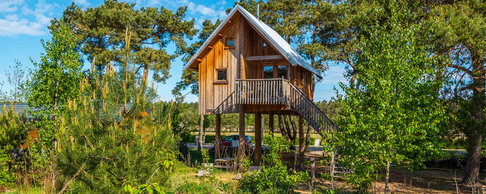 Een Zwerfhut op hoogte op camping de Wije Werelt Een Zwerfhut op hoogte op camping de Wije Werelt