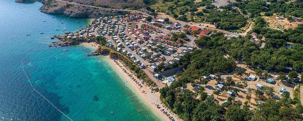 Škrila Sunny Camping ligt op een beschutte en rustige plek, dicht bij Stara Baška in het zuidelijke deel van het eiland Krk.