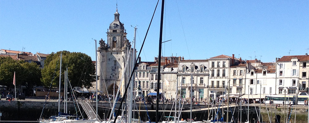 Wandel door de oude poort La Grosse-Horloge zo het oude stadscentrum met de arcades in