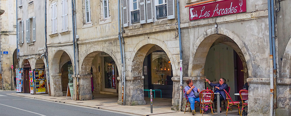 Je wandelt door het oude centrum van La Rochelle onder de mooie Arcades