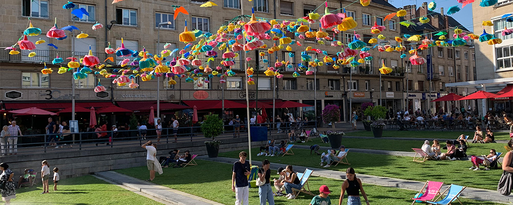 Place Gambetta, een gezellig grasveld met ligstoelen
