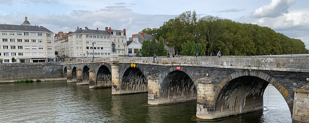 wandelroute aan de overkant van de rivier de Maine