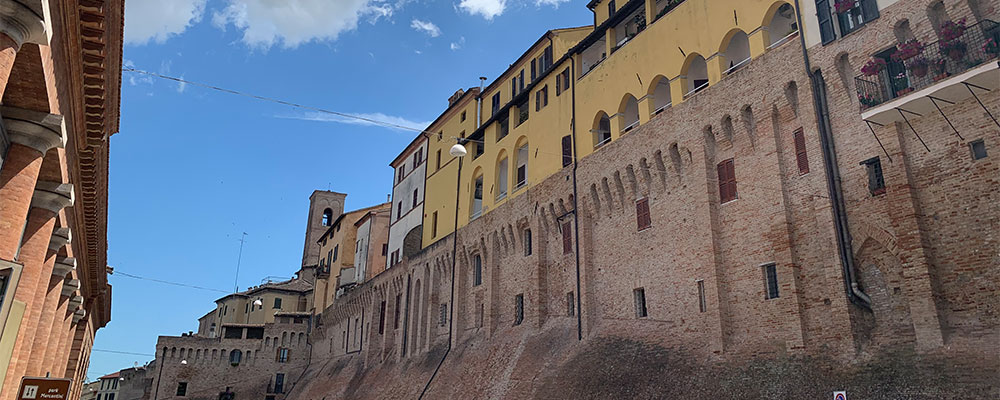De stadsmuur van Jesi, Le Marche