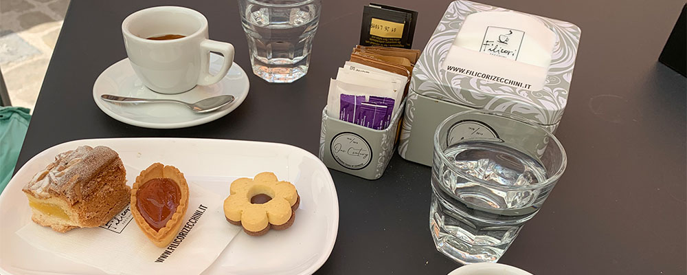 Koffietijd op plein bij Biblioteca Planettiana met zorgvuldig uitgezochte Italiaanse koekjes