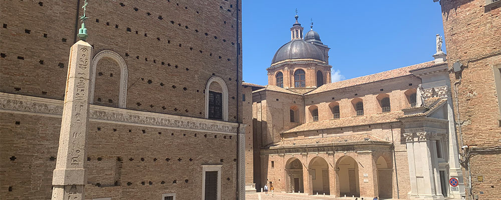 achterkant van het Palazzo Ducale met daarnaast de Cattedrale di Sana Maria Assunta op de Piazza Pascoli