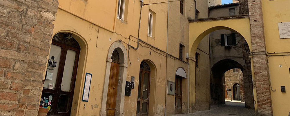 De oude stad inwandelen via de Porta Garibaldi