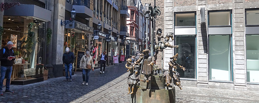 de populairste fontein van Aken tegen, de Puppenbrunnen