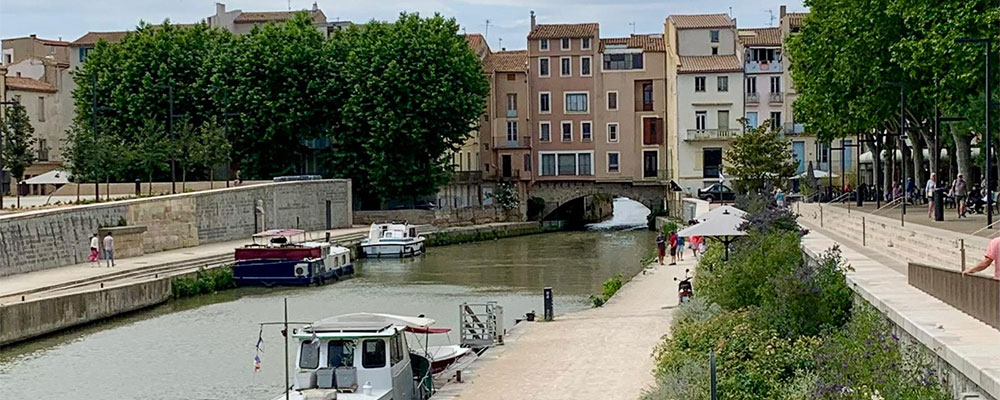 Wandelen over de promenade van Narbonne