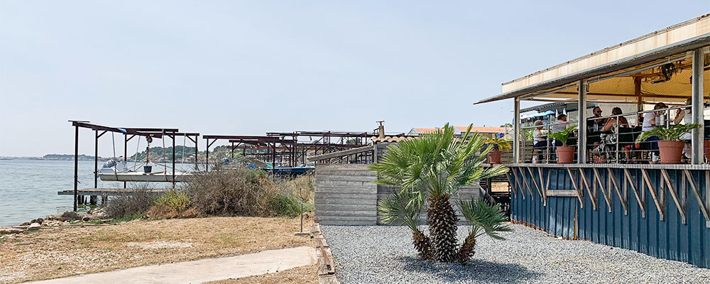 Oesters eet je aan het Etang de Thau bij Meze of Bouzigues