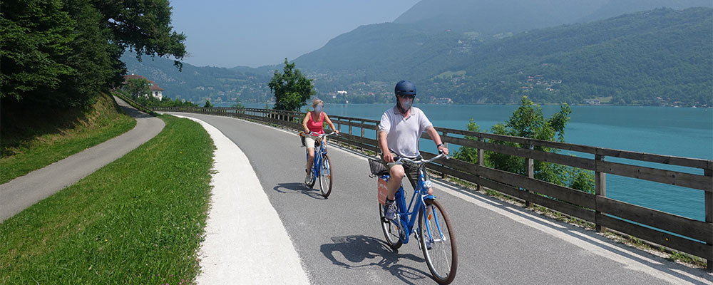 Westkant meer van Annecy, mooi geasfatleerd autoluw fietspad