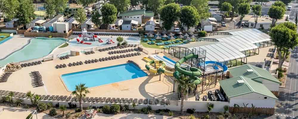 Een groot zwembadcomplex op Domaine de la Yole bij Valras Plage