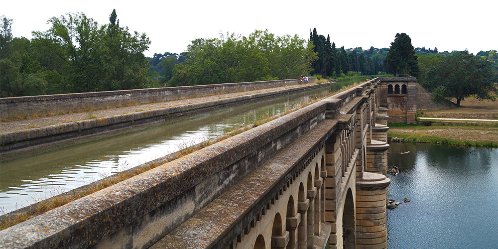Aquaduct Canal du Midi over de rivier de Orb in Béziers