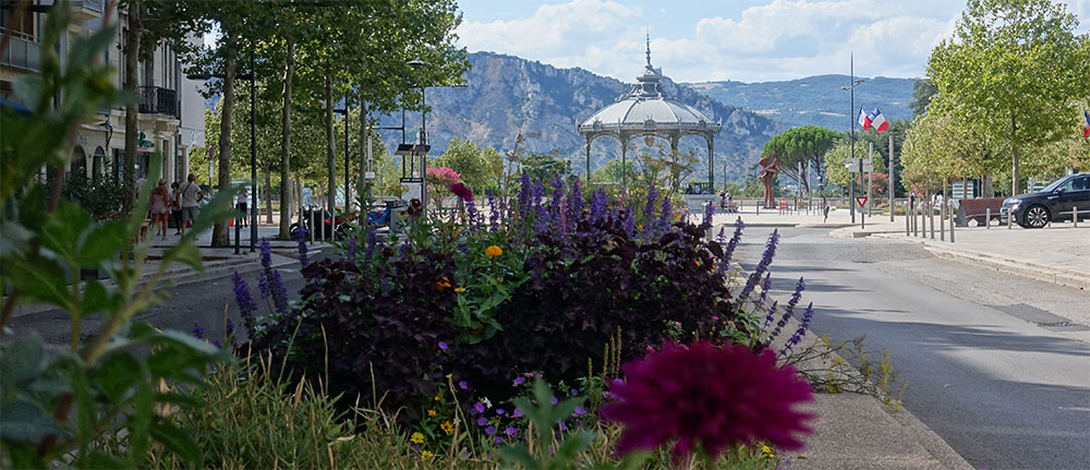 Lekker wandelen door steegjes en over brede boulevard in Valence Lekker wandelen door steegjes en over brede boulevard in Valence