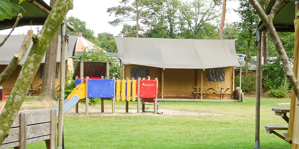 Met opa en oma glampen in een lodgetent of luxe chalet op de Zandstuve