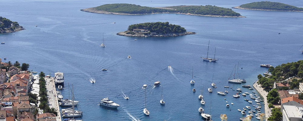 Haven van Hvar De haven van Hvar, met daarachter de Pakleni eilanden