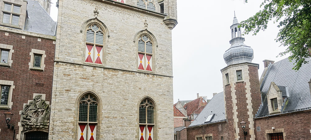 De Helm, plein achter het Stadhuis