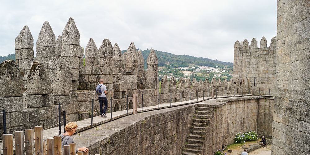 Wandelen over de muren van het kasteel in Guimaraes