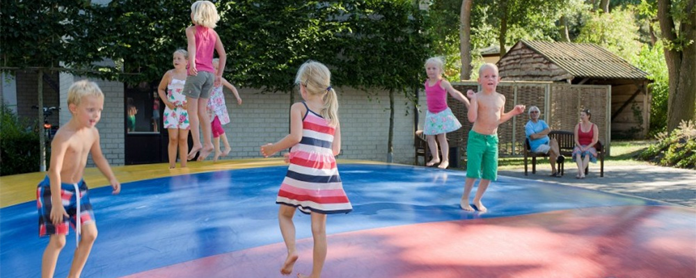 Kleuters op het springkussen