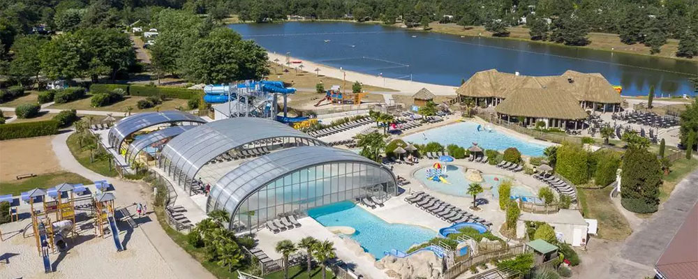 Een verwarmd zwembadcomplex op Les Alicourts Resort, dat is nog eens vijfsterren genieten