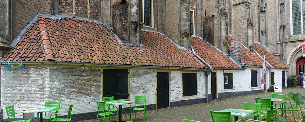 De Maagdenhuisjes tegen deel van de Mariakerk in Deventer