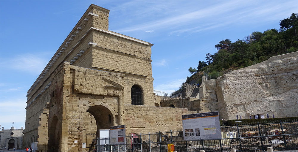 Muur Theater in Orange,hoog en imposant