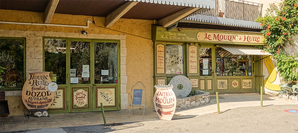 Olijfmolen met dito winkeltje in Nyons, Promenade de la Digue Olijfmolen met dito winkeltje in Nyons, Promenade de la Digue