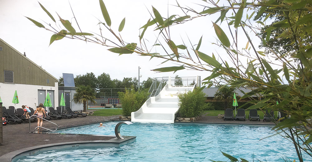 Buitenbad met familieglijbaan op Rheezerwold