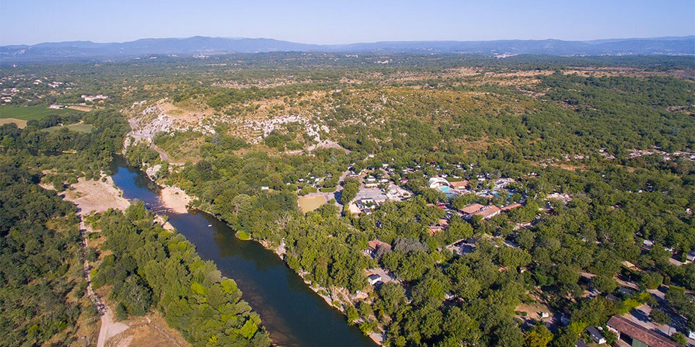 Le Ranc Davaine aan de rivier de Chassezac gelegen, een zijrivier van de Ardèche