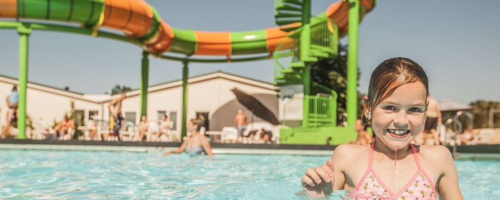 Zwemmen in het zwembad van de Schatberg