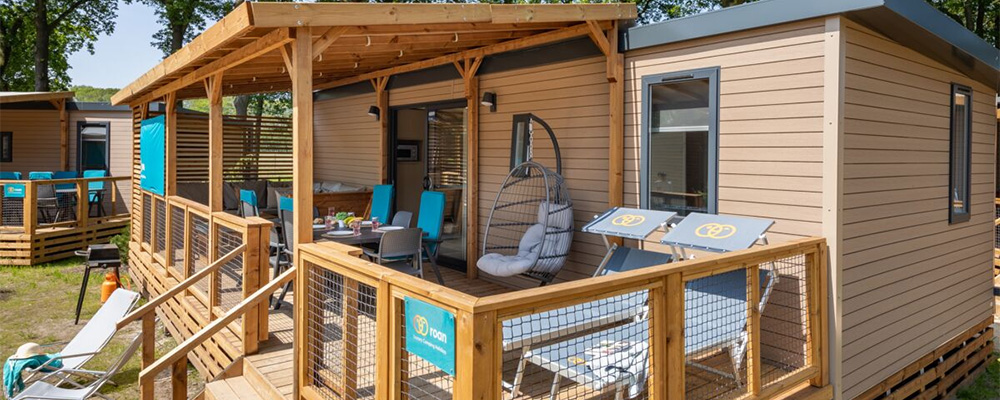 De nieuwe 8 persoons Ultimate Plus glamping stacaravan van Roan staan op diverse campings in Euopa