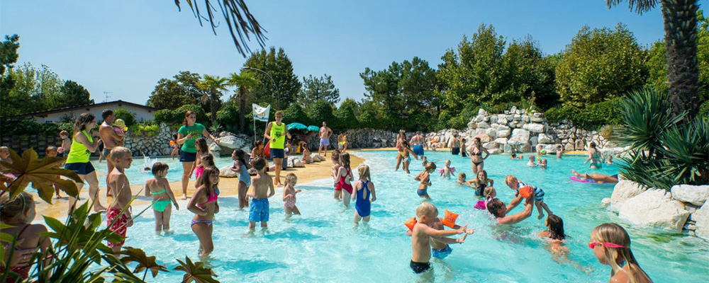 Kinderen vermaken zich in het zwembad van camping Tahiti