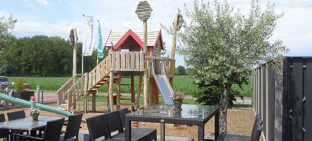 speeltuintje met gezellig terras Rheezerwold