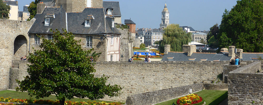 Vannes aan de zuidkant van de Golf van Morbihan met de vestingmuren