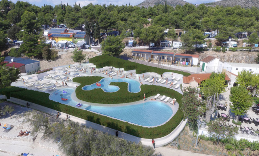 Nieuw zwembad op camping Belvedere in Dalmatië