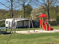 Veld kampeerplaats met privé sanitair