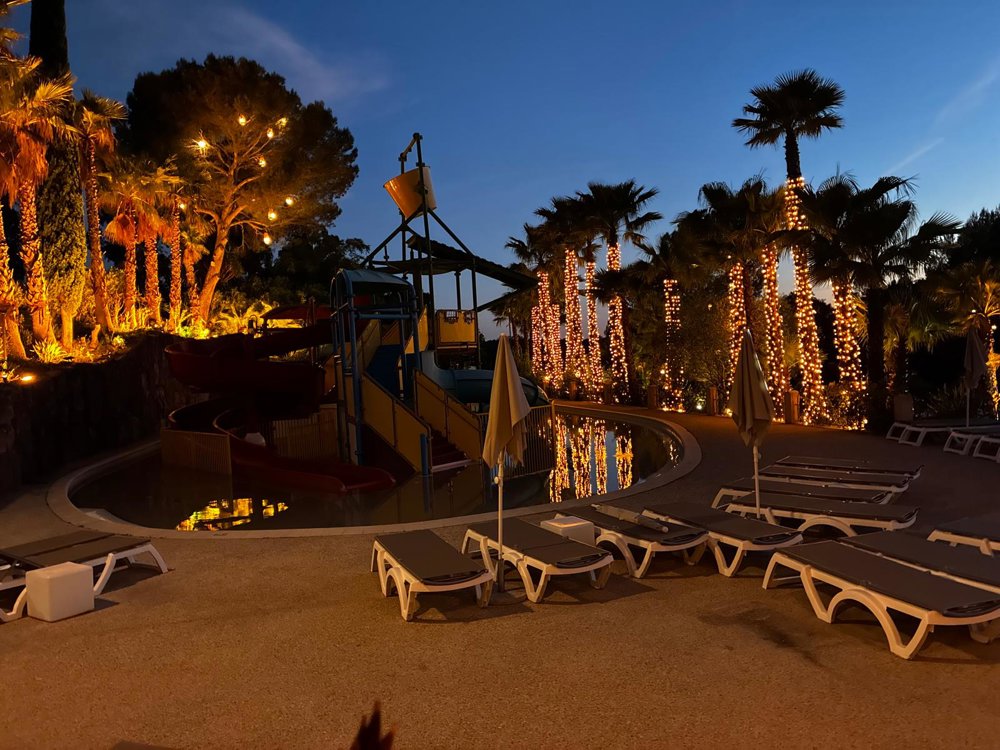 Camping Esterel Caravaning in de avond