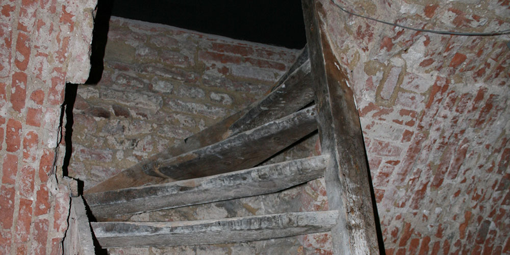Trappetjes en ladders door de kelders