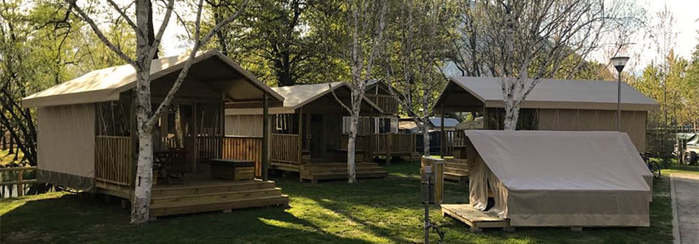 De hoofdtent en het bijzet tentje, samen de Twinlodge