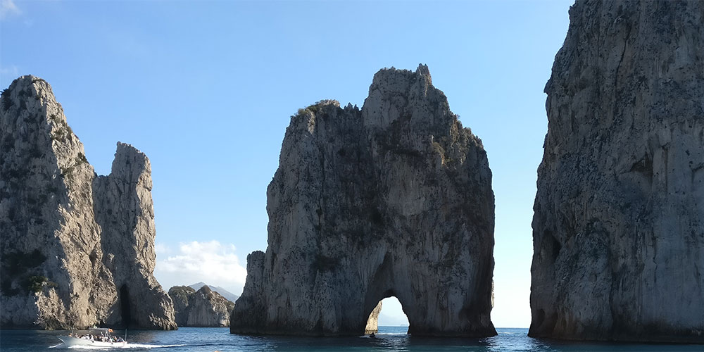 De Faraglioni, eeuwige liefde voor elk stelletje daar hieronder kust